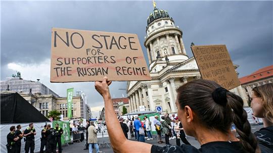Demonstranten am Gendarmenmarkt protestierten gegen den Auftritt der Starsopranistin Anna Netrebko beim Musikfestival „Classic Open Air“. 