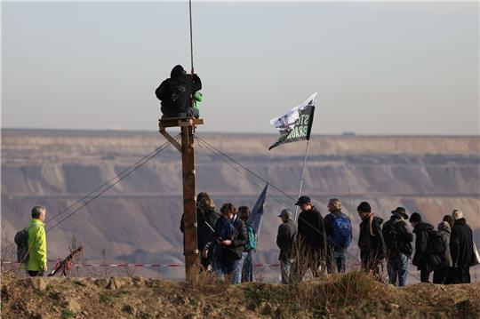 Demonstranten am Rande des Braunkohle-Tagebaus Garzweiler.
