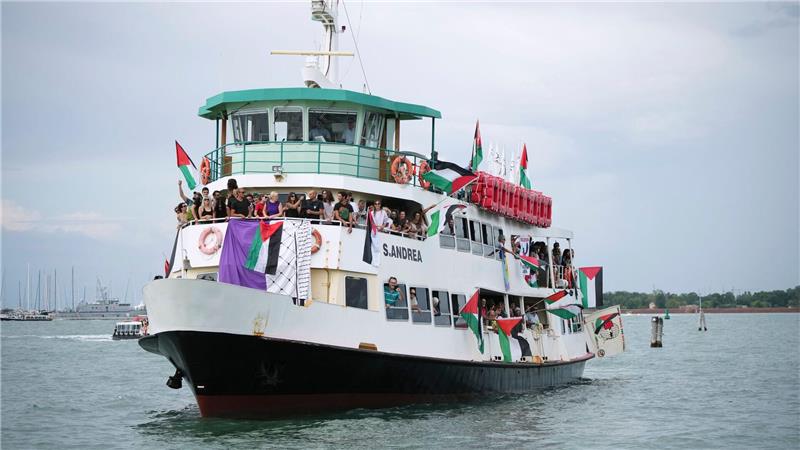 Propalästinensischer Protest am Rande des Filmfests Venedig Demonstranten auf dem Weg zur Insel Lido, wo auch das Festival stattfindet.