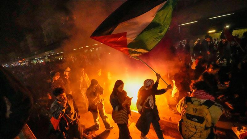 Bilder des Tages Demonstranten auf den Gleisen des Mailänder Bahnhofs