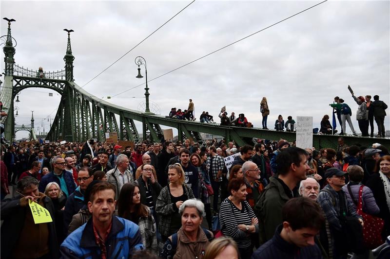 Zehntausende Ungarn demonstrieren gegen Orbans Schulpolitik Demonstranten auf der Freiheitsbrücke in Budapest.