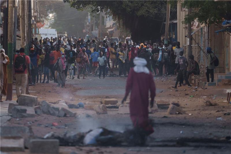 Senegal: Ausschreitungen nach Urteil gegen Oppositionsführer Demonstranten auf einer Straße in Dakar. Die gewalttätigen Proteste waren ausgebrochen, nachdem am Donnerstag der führende Oppositionspolitiker und Präsidentschaftskandidat Sonko wegen Missbrauchs zu zwei Jahren Haft verurteilt wurde.