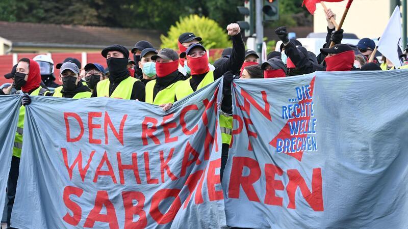 Blockaden und bunte Demo: Essen protestiert gegen die AfD Demonstranten auf einer Zufahrtsstraße zum Gelände des AfD-Parteitags in Essen.