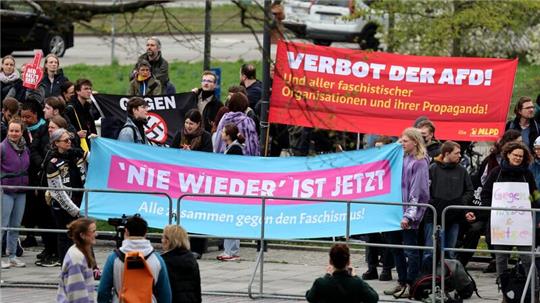 Demonstranten bei einer Protestkundgebung gegen einen Info-Stand der AfD im Vorfeld der Wahlen zum Europaparlament.