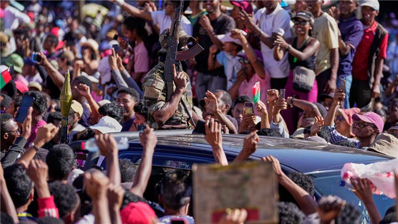 Militär übernimmt Macht in Madagaskar Demonstranten bejubeln Angehörige des Militärs auf Madagaskar, als diese den Sturz des Präsidenten ankündigen.