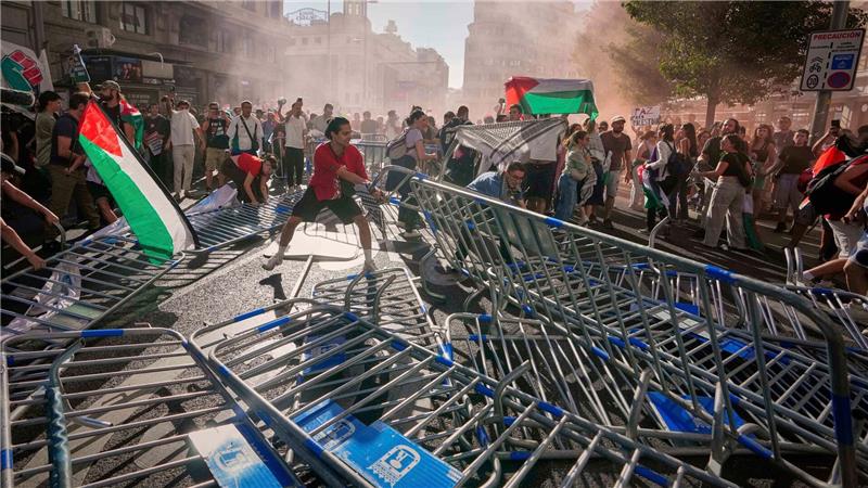 Demonstranten blockieren die Straße, um die einundzwanzigste Etappe des spanischen Radrennens inMadrid zu stören.