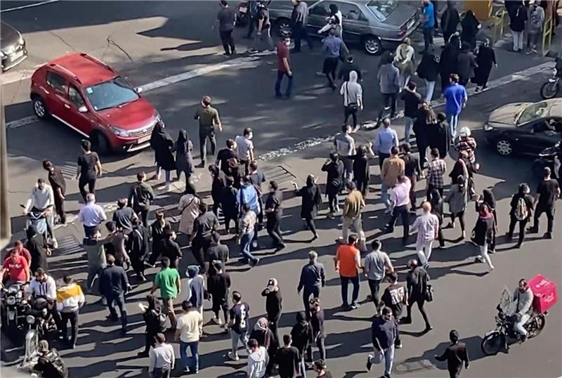 Iran und Deutschland bestellen Botschafter ein Demonstranten blockieren eine Kreuzung in Teheran.