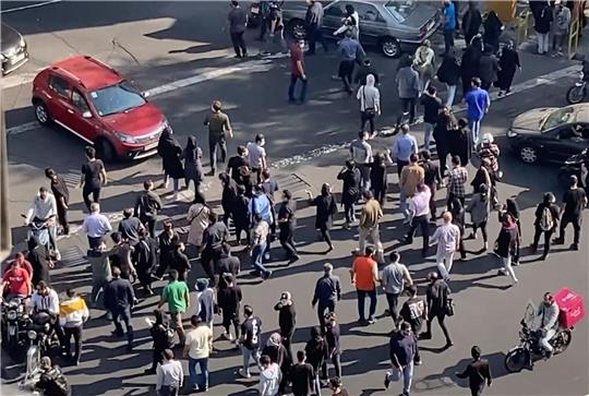 Demonstranten blockieren eine Kreuzung in Teheran.