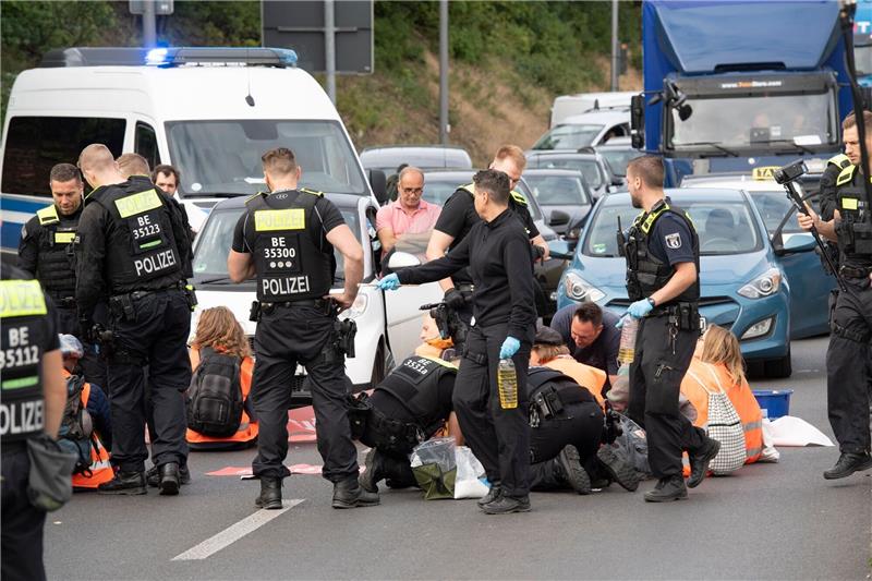 Demonstranten der Gruppe «Letzte Generation» haben Mitte Juli eine Ausfahrt der Stadtautobahn im Stadtteil Schöneberg blockiert.