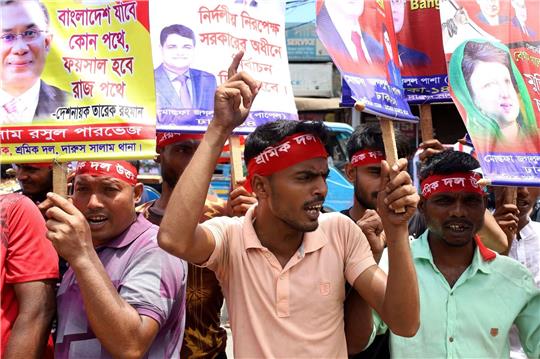 Demonstranten fordern in Dhaka den Rücktritt von Premierministerin Sheikh Hasina.