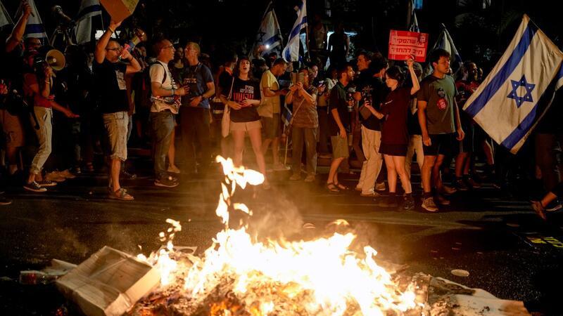 Israel und Libanon: UN-Hochkommissar warnt vor Krieg Demonstranten fordern in Jerusalem Neuwahlen und die Freilassung der Geiseln, die im Gazastreifen von der Hamas festgehalten werden.