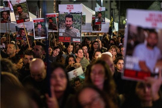 Demonstranten fordern in Tel Aviv die Freilassung der im Gazastreifen festgehaltenen Geiseln.