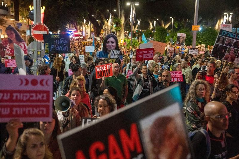 Hoffnung auf Fortschritte bei Gesprächen über Feuerpause Demonstranten fordern in Tel Aviv die Freilassung von Geiseln - Israel ist Berichten zufolge nun bereit, über weniger als 40 Geiseln zu verhandeln (Archivbild).