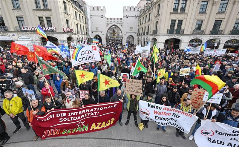 Mehrere Tausend Demonstranten während Sicherheitskonferenz Demonstranten gegen die Münchner Sicherheitskonferenz haben sich am Stachus versammelt.