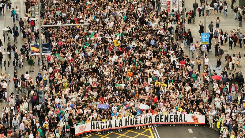 Demonstranten gehen in Madrid gegen hohe Mieten auf die Straße. In Spanien protestierten Zehntausende gegen Wohnungsnot. 