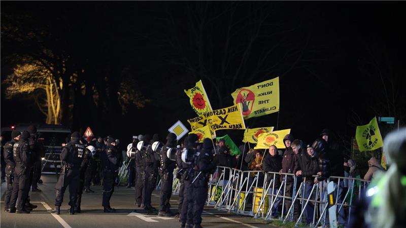 Serie von Atommüll-Transporten quer durch NRW gestartet Demonstranten haben sich in Ahaus entlang der Route des Konvois postiert.