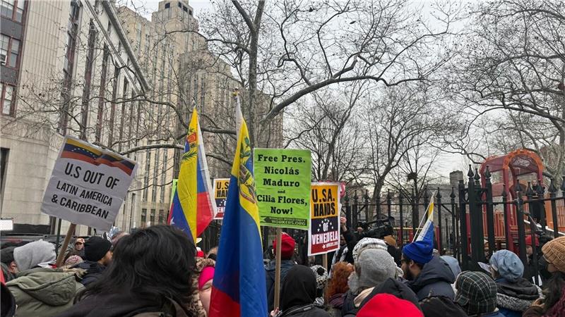 Demonstranten haben sich vor dem Gerichtsgebäude versammelt. 