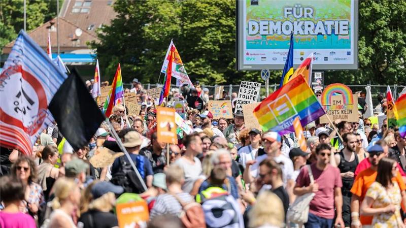 Demonstranten halten bei einer Kundgebung gegen den AfD-Bundesparteitag in Essen eine Tafel mit der Aufschrift „Für Demokratie“ hoch. (Archivbild) 