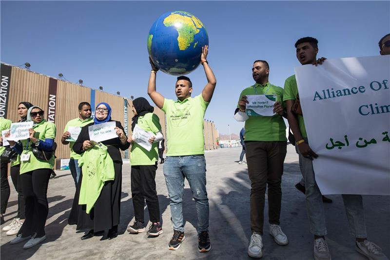 Hunderte Öl-Lobbyisten auf Klimakonferenz Demonstranten halten eine Weltkugel hoch während einer Demonstration der ägyptischen Allianz der zivilen Kräfte für den Klimawandel am Rande der UN-Weltklimakonferenz COP27.