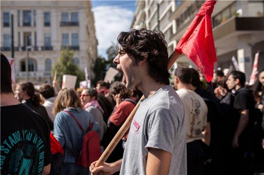 Demonstranten in Athen: Die großen Gewerkschaften des Landes hatten zu dem Streik aufgerufen. Wegen des schweren Zugunglücks mit 57 Toten vergangene Woche steht vor allem die Privatisierungspolitik des Staates in der Kritik.