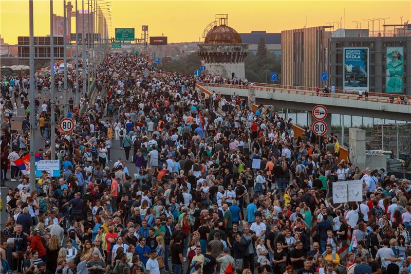 Serben geben mehr als 100.000 illegale Waffen ab Demonstranten in Belgrad gehen seit Wochen gegen die Verherrlichung von Gewalt auf die Straße.
