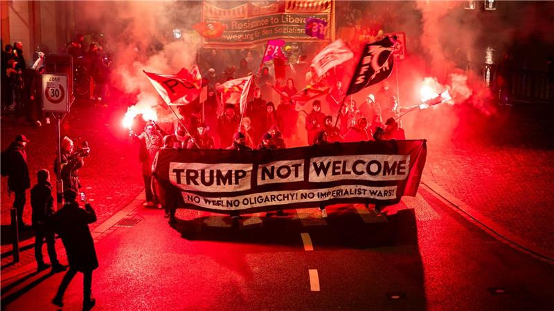 Demonstranten in Davos halten ein Transparent mit der Aufschrift „Trump Not Welcome“ während einer Kundgebung gegen das Weltwirtschaftsforum (WEF) und den Besuch von US-Präsident Trump in der Schweiz.