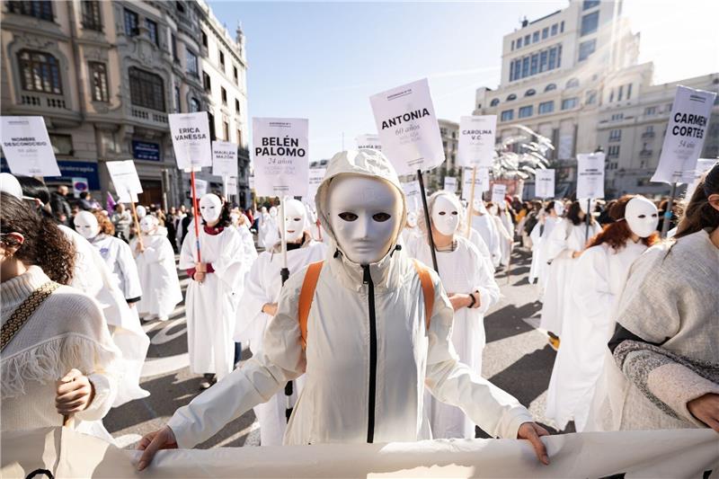 Tag gegen Gewalt an Frauen: Forderung nach besserem Schutz Demonstranten in Madrid tragen Schilder mit den Namen von Frauen, die durch männliche Gewalt ermordet wurden.