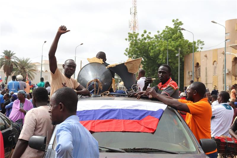 Niger erhält russisches Waffensystem und Militärpersonal Demonstranten in Nigers Hauptstadt Niamey nach dem Militärputsch im vergangenen Sommer. Der Niger wendet sich wie zuvor seine Nachbarn Mali und Burkina Faso von den westlichen Partnern, insbesondere Ex-Kolonialmacht Frankreich, ab und Russland zu.