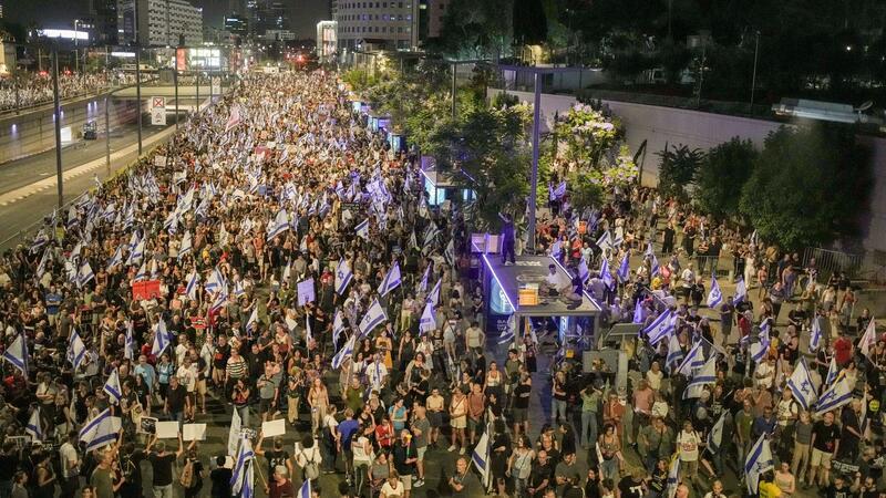 Demonstranten in Tel Aviv fordern die Freilassung der Geiseln, die im Gazastreifen von den Terroristen der Hamas festgehalten werden.