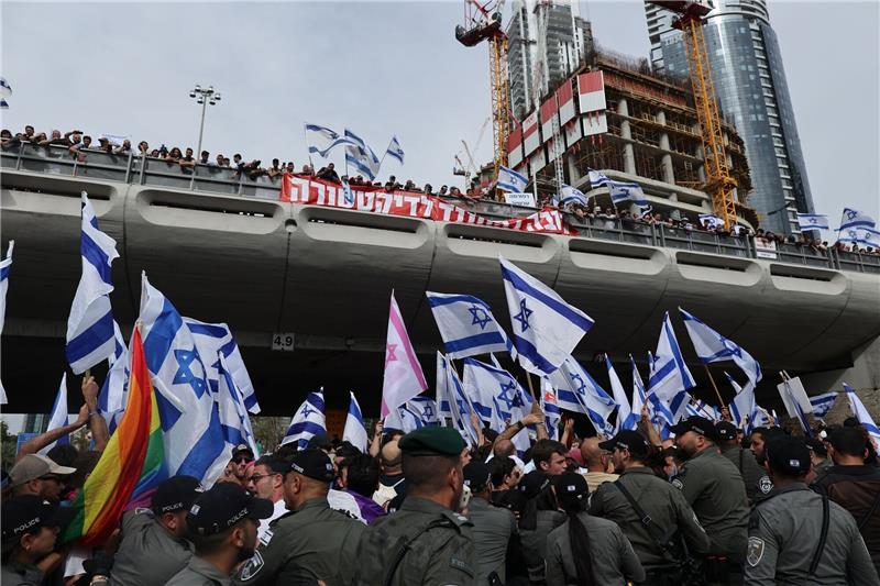 Demonstranten in Tel Aviv während einer Kundgebung gegen Reformierung des Justizsystems.