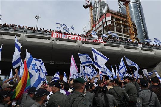 Demonstranten in Tel Aviv während einer Kundgebung gegen Reformierung des Justizsystems.