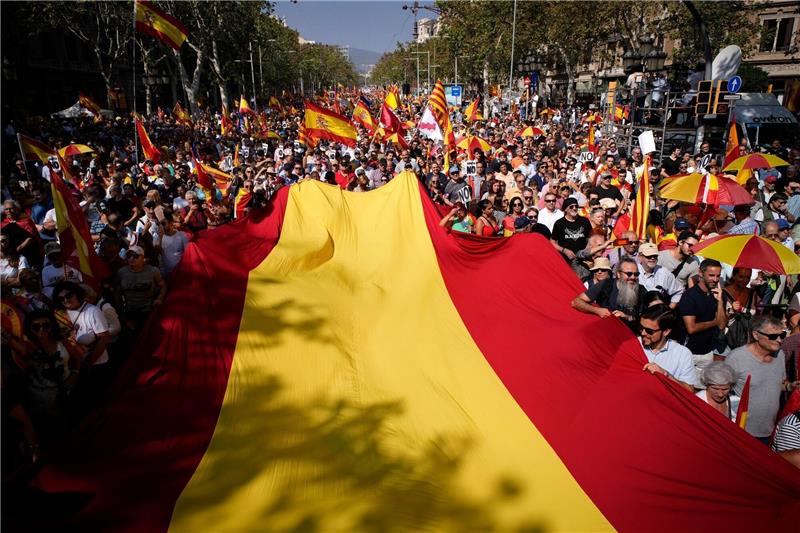 Proteste gegen Amnestie für katalanische Separatisten Demonstranten marschieren als Gegner der Unabhängigkeit Kataloniens auf der Straße.