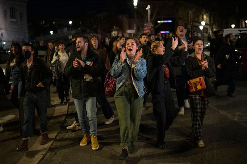 Rentenreform-Proteste: Macron sagt Charles-Besuch ab Demonstranten marschieren aus Protest gegen die Rentenreform durch die Straßen von Marseille, Südfrankreich.