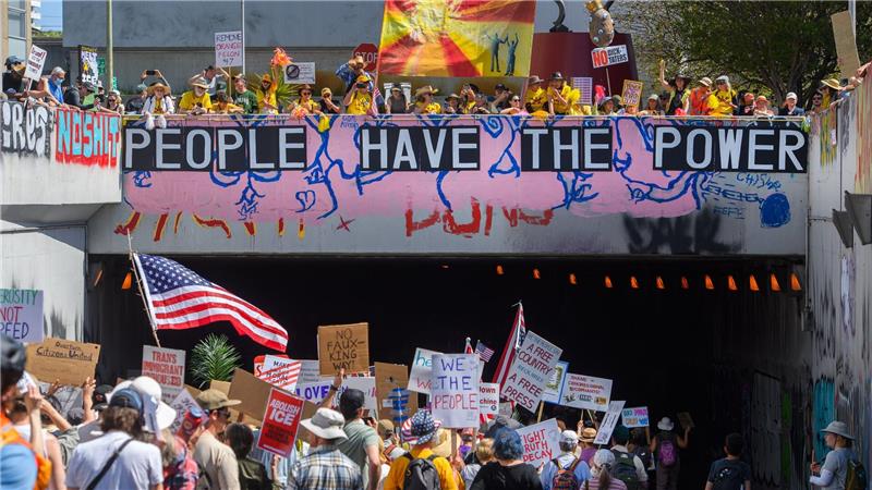 Demonstranten marschieren während des „No Kings“-Protestes in Oakland, Kalifornien.