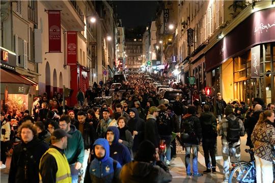 Demonstranten marschieren während einer Demonstration in Paris.