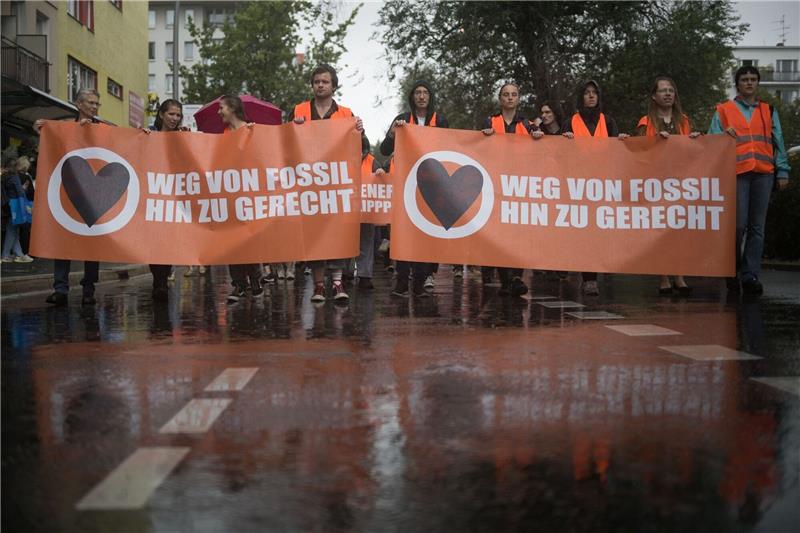 Fast 3000 Verfahren nach Klimaprotesten in Berlin Demonstranten nehmen an einem Protestmarsch der Klimaschutzgruppe "Letzte Generation" teil.