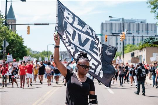 Demonstranten nehmen im Sommer 2022 an einer Friedenskundgebung für Jayland Walker teil.