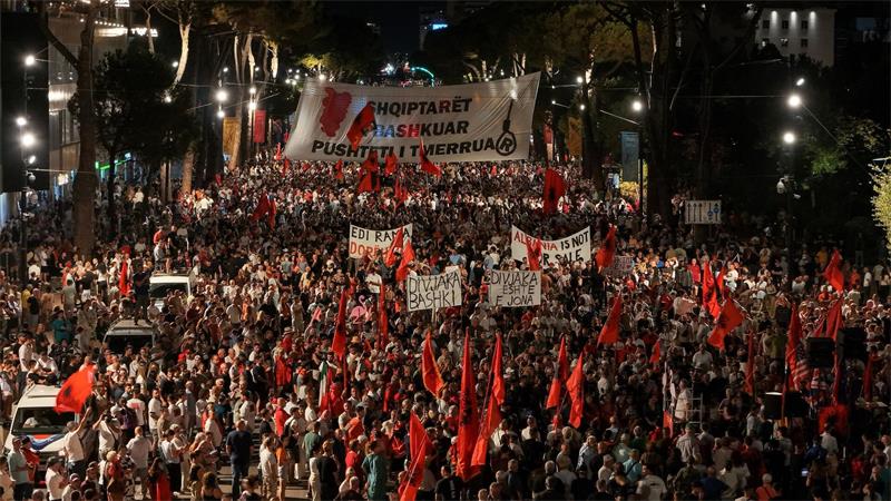 Demonstranten nehmen in Tirana an einer Demonstration gegen Pläne zum Bau eines Luxusresorts in einem geschützten Küstengebiet teil.