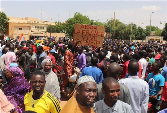 Demonstranten nehmen kurz nach dem Putsch Ende Juli in Nigers Hauptstadt Niamey an einem Marsch zur Unterstützung der Militärjunta teil.