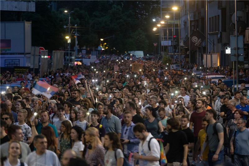 Serbien: Untersuchungsausschuss zu Massakern ausgesetzt Demonstranten protestieren am 09.06.2023 in Belgrad gegen den Umgang der serbischen Regierung mit den Amokläufen.