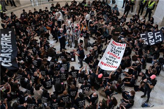 Demonstranten protestieren im Cannon House Office Building auf dem Capitol Hill.