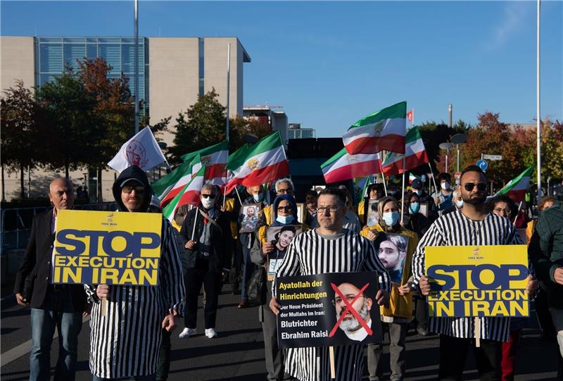 UN-Experte: 2023 schon mehr als 140 Hinrichtungen im Iran Demonstranten protestieren in Berlin gegen Hinrichtungen im Iran (Archivbild).