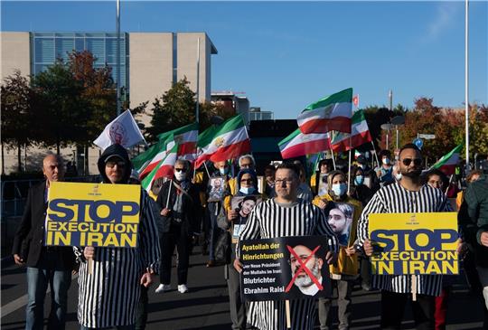 Demonstranten protestieren in Berlin gegen Hinrichtungen im Iran (Archivbild).