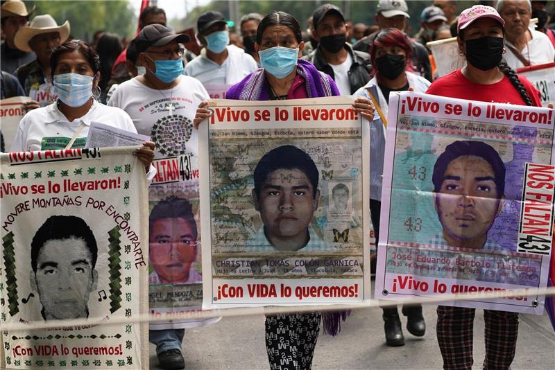 Verschleppte Studenten in Mexiko: Acht Soldaten in U-Haft Demonstranten protestieren in Mexiko-Stadt für Gerechtigkeit für die 43 verschwundenen Studenten.
