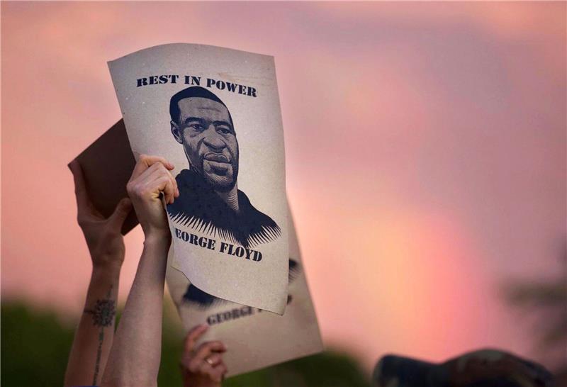 Millionenhöhe: NYPD entschädigt Anti-Rassismus-Demonstranten Demonstranten protestieren nach dem Tod von George Floyd, der durch einen brutalen Polizeieinsatz gestorben ist.