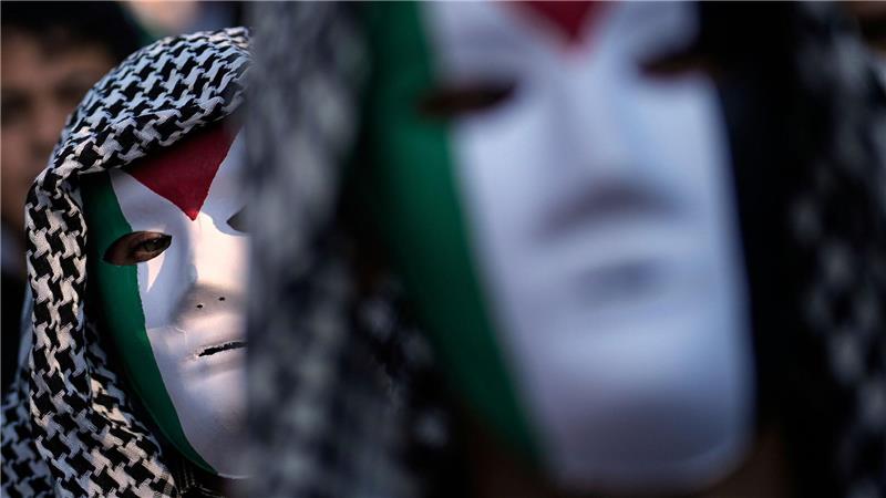 Bilder des Tages Demonstranten skandieren Slogans während einer Demonstration vor dem US-Konsulat in Istanbul, um ihre Solidarität mit den Palästinensern angesichts des anhaltenden Krieges in Gaza zu bekunden.