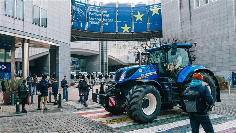 Feuer und Tränengas: Tausende Bauern bei Protest in Brüssel Demonstranten und Bereitschaftspolizei stehen vor dem Eingang des Europäischen Parlaments.