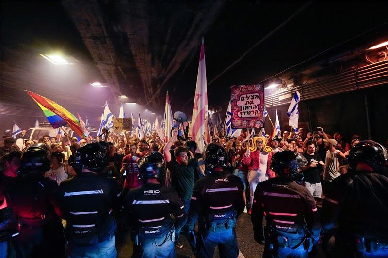 Tausende Israelis protestieren wieder gegen Justizreform Demonstranten und Polizisten stehen sich in Tel Aviv gegenüber.