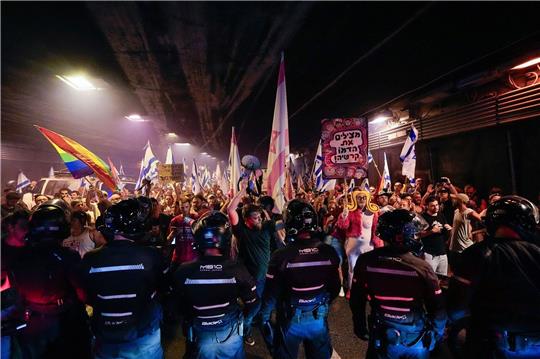 Demonstranten und Polizisten stehen sich in Tel Aviv gegenüber.