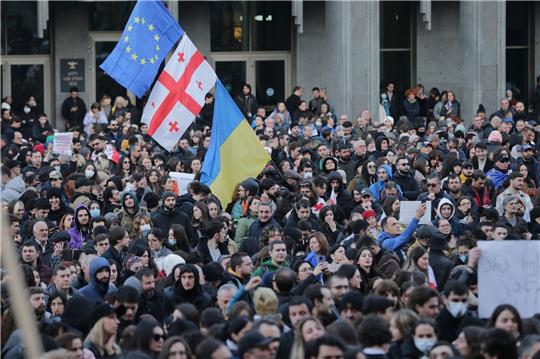 Demonstranten versammeln sich mit georgischen, ukrainischen und EU-Fahnen vor dem georgischen Parlamentsgebäude.